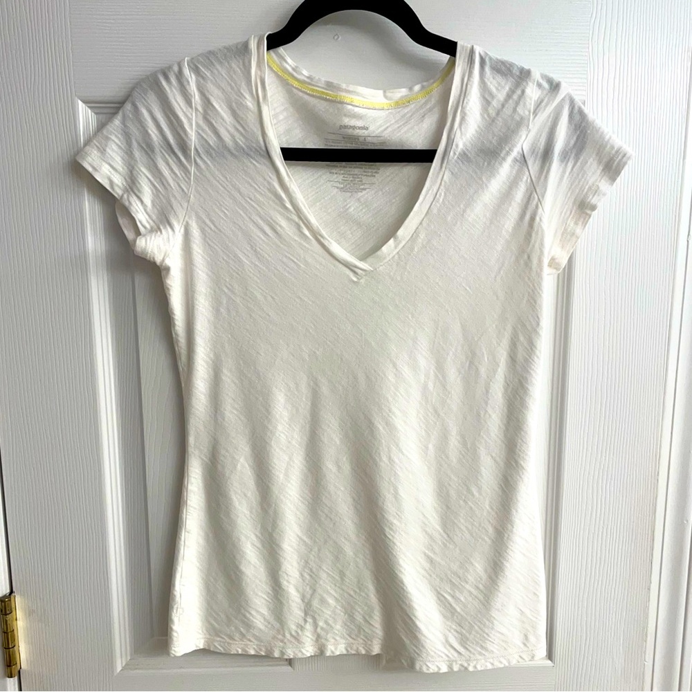 Patagonia women’s Necessity V-Neck Size Small Top